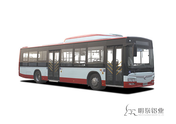?行驶在城市中的铝制客车，携手共筑绿色城市