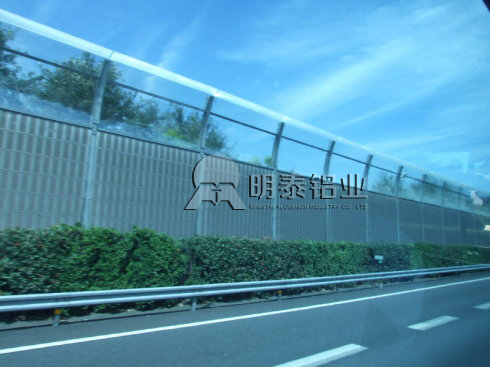 AGGAME介绍绿色环保的声屏板采用铝合金
