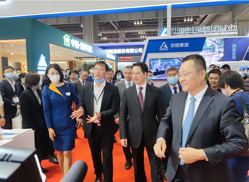 全国政协常委、中国有色金属工业协会党委书记葛红林等领导到公司展位参观指导